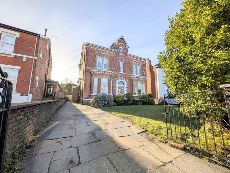 TO LET – Crescent Road, Birkdale – Three Bedroom Apt