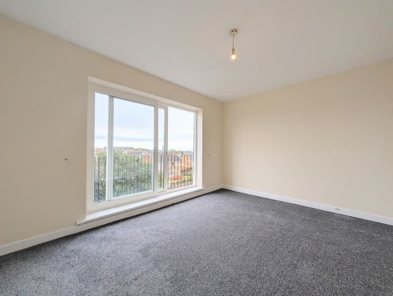 To Let – Weld Road, Birkdale – Second Floor One Bed Apt with Balcony