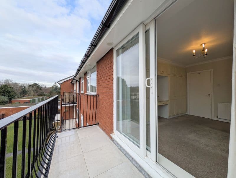 To Let – Oakworth Bank, Southport – Three Bedroom 2nd Floor Apt