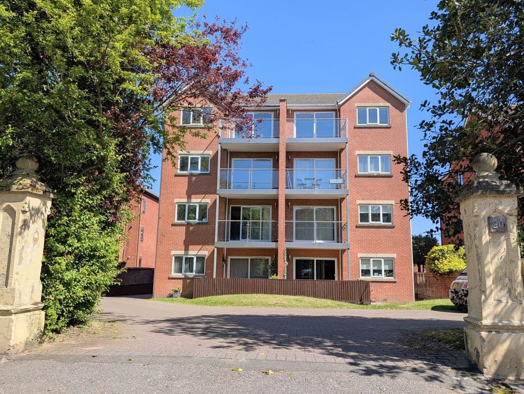 To Let – Ennismore Gardens, Park Avenue, Hesketh Park – Third Floor Apt
