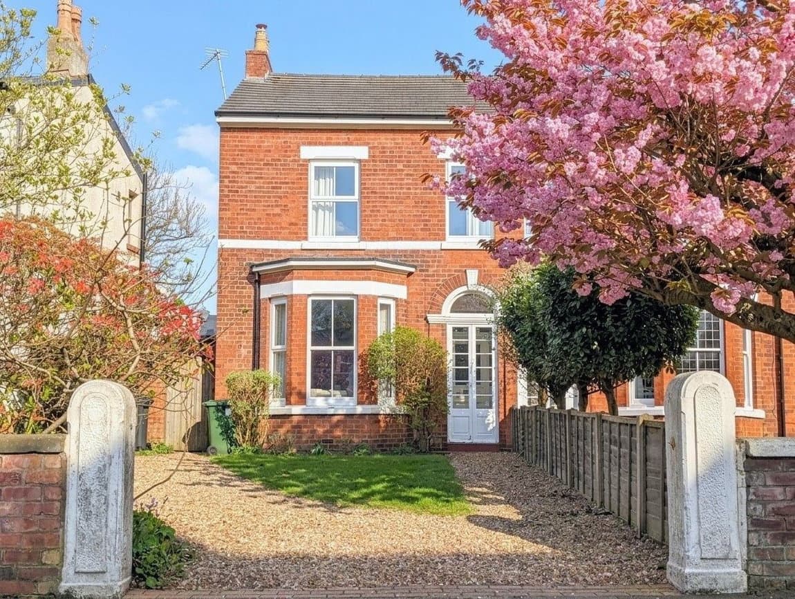 To Let – Alma Road, Birkdale – Two Bedroom Furnished Property
