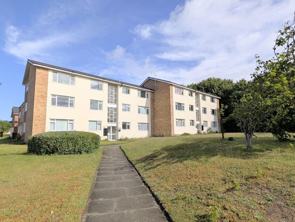 Let – Warren Court, Westcliffe Road, Birkdale – Two Bedroom Second Floor Apt
